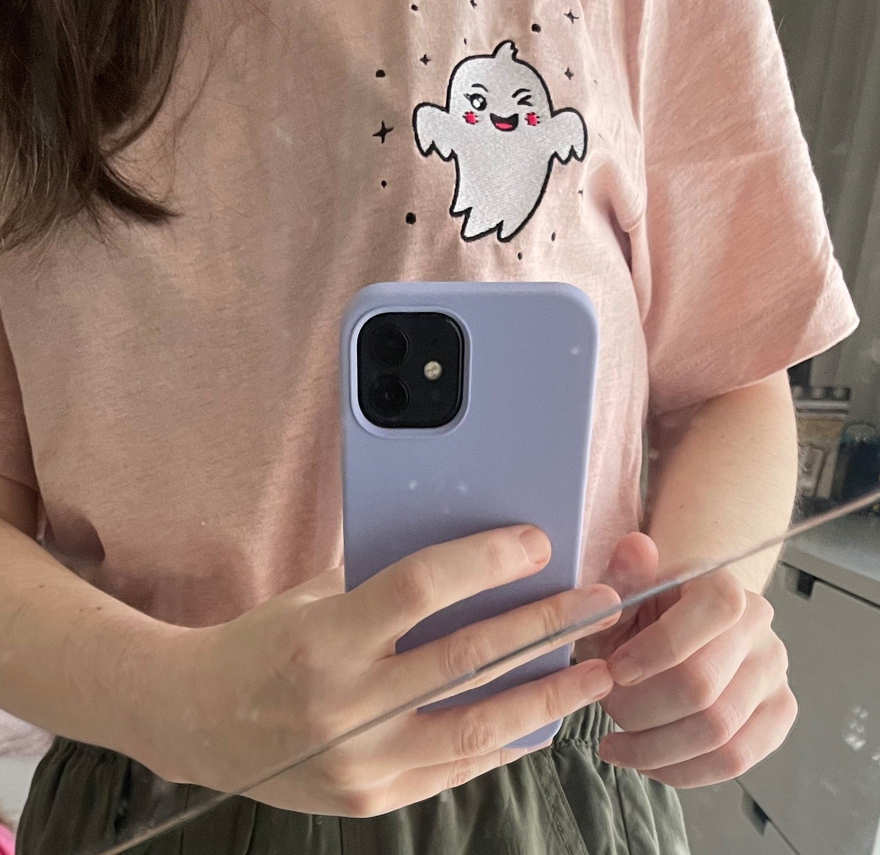 "Little Ghost" - T-Shirt für Damen und Herren mit Stickerei